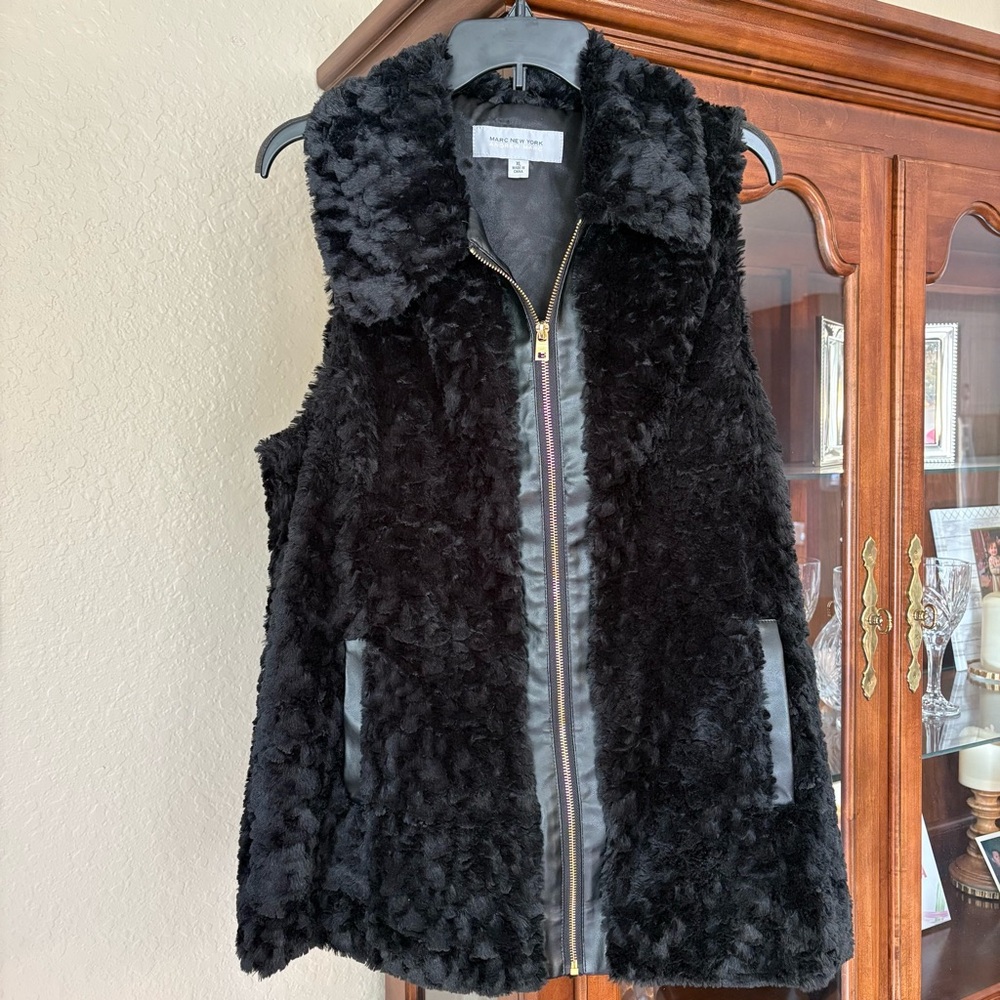 Marc New York - Andrew Marc Black Faux Fur Vest with Zipper and Pockets Size XL